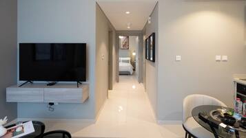 Departamento Deluxe, vista a la ciudad | Área de sala de estar | Smart TV de 50 pulgadas con canales digitales