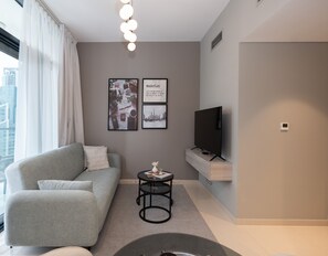 Apartamento luxo, vista para a cidade | Área de estar | Smart TV 50 polegadas com canais digitais