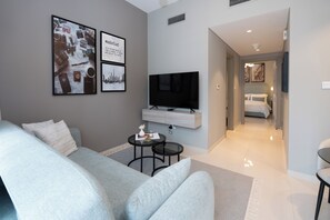 Deluxe Apartment, City View | Living area