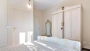 Une chambre à coucher avec un lit, une armoire et un miroir.