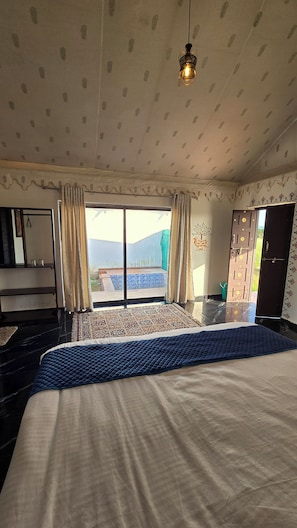 أغطية فراش متميزة وميني بار ومكتب ومكواة/لوح كي