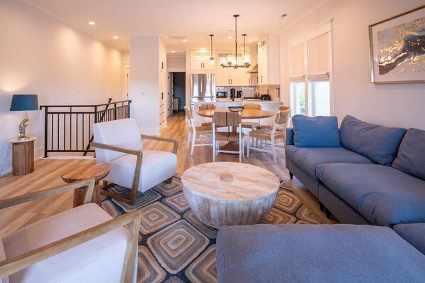 Smart-tv, eldstad och kontor