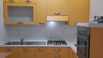 Forno, piano cottura, bollitore elettrico, pentole/stoviglie/utensili