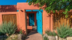A traditional building with a blue door and a small porch. - The Star House in Taos (Taos)