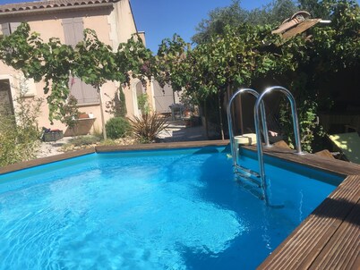Lovely gite in Provence, swimming pool and private garden, pets welcome.