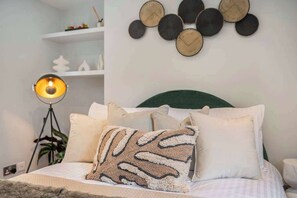 2 habitaciones, tabla de planchar con plancha, cuna de viaje y wifi 