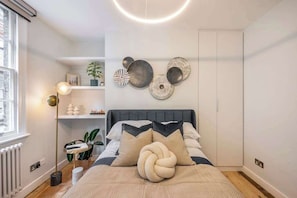 2 habitaciones, tabla de planchar con plancha, cuna de viaje y wifi