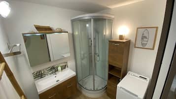 Douche, serviettes fournies, papier toilette