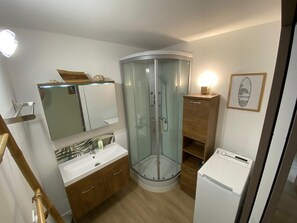 Douche, serviettes fournies, papier toilette