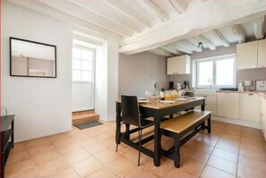 Dishwasher, coffee/tea maker, dining tables - “Keep the magic going after Disney” (Saint-Germain-sur-Morin)
