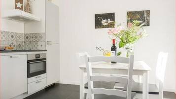 CafetiĂšre/bouilloire, batterie de cuisine, vaisselle et ustensiles