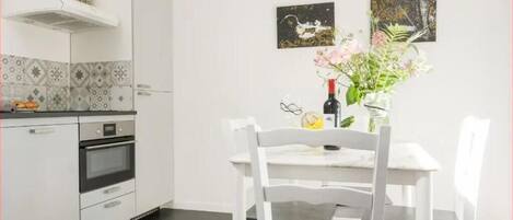 Cafetera y tetera, utensilios de cocina y comedor