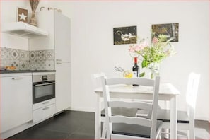 Coffee/tea maker, cookware/dishes/utensils, dining tables