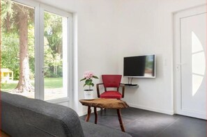 Fernseher, Videospiele, Tischtennisplatte, BĂŒcher