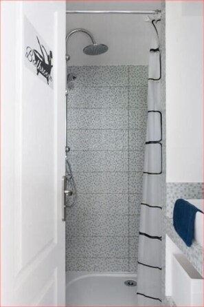 Shower, hair dryer - House & Garden "Les Glycines" – Disneyland Paris (Montry)