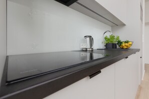 Microwave, dishwasher, electric kettle, cookware/dishes/utensils - Warsaw Panorama Apartment by Renters (Warsaw)