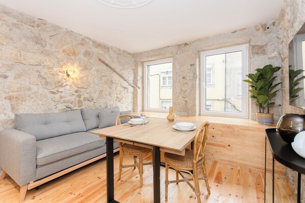 Economy Apartment | Living area