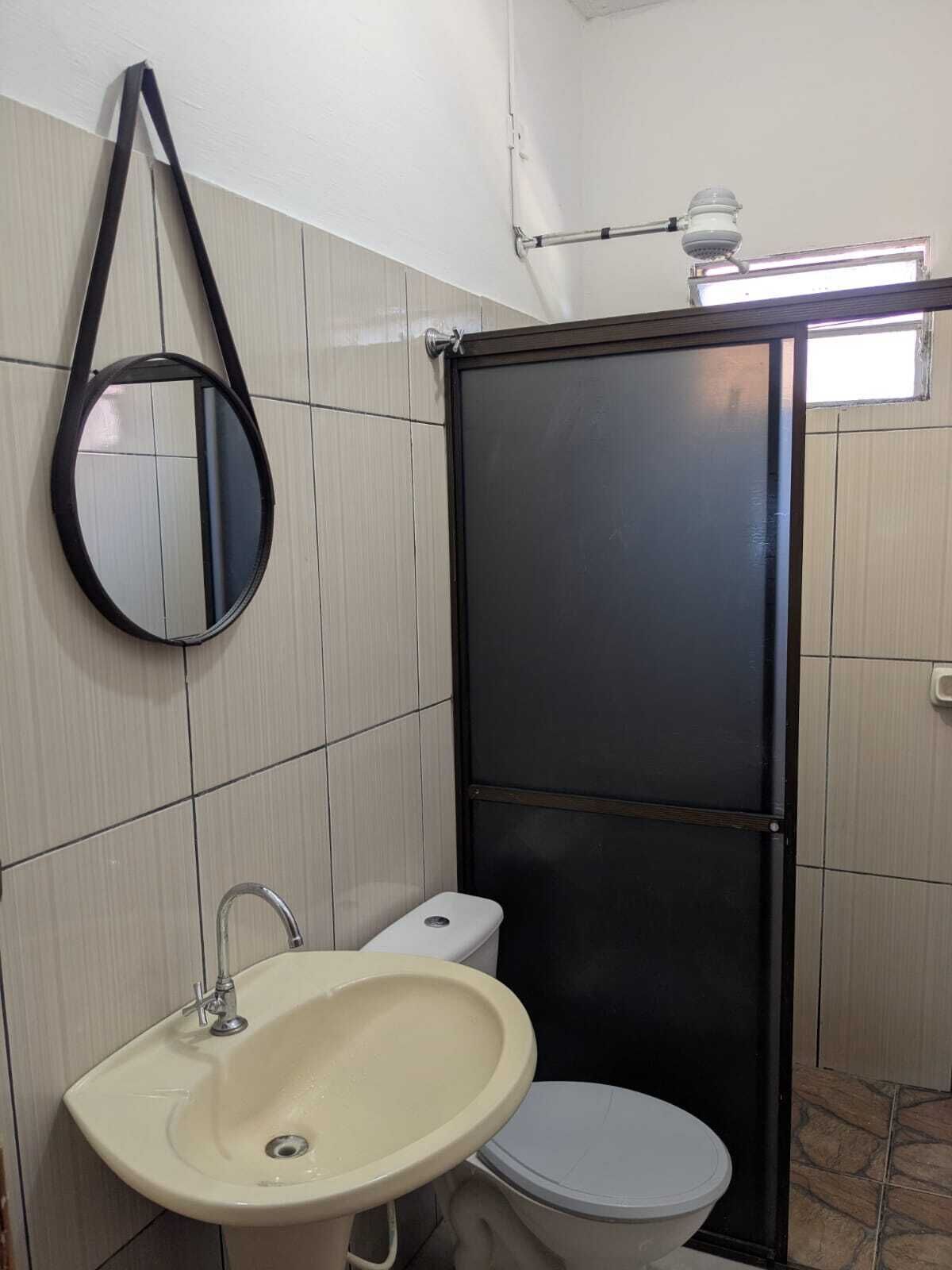 Un baño con lavamanos, inodoro y cabina de ducha.