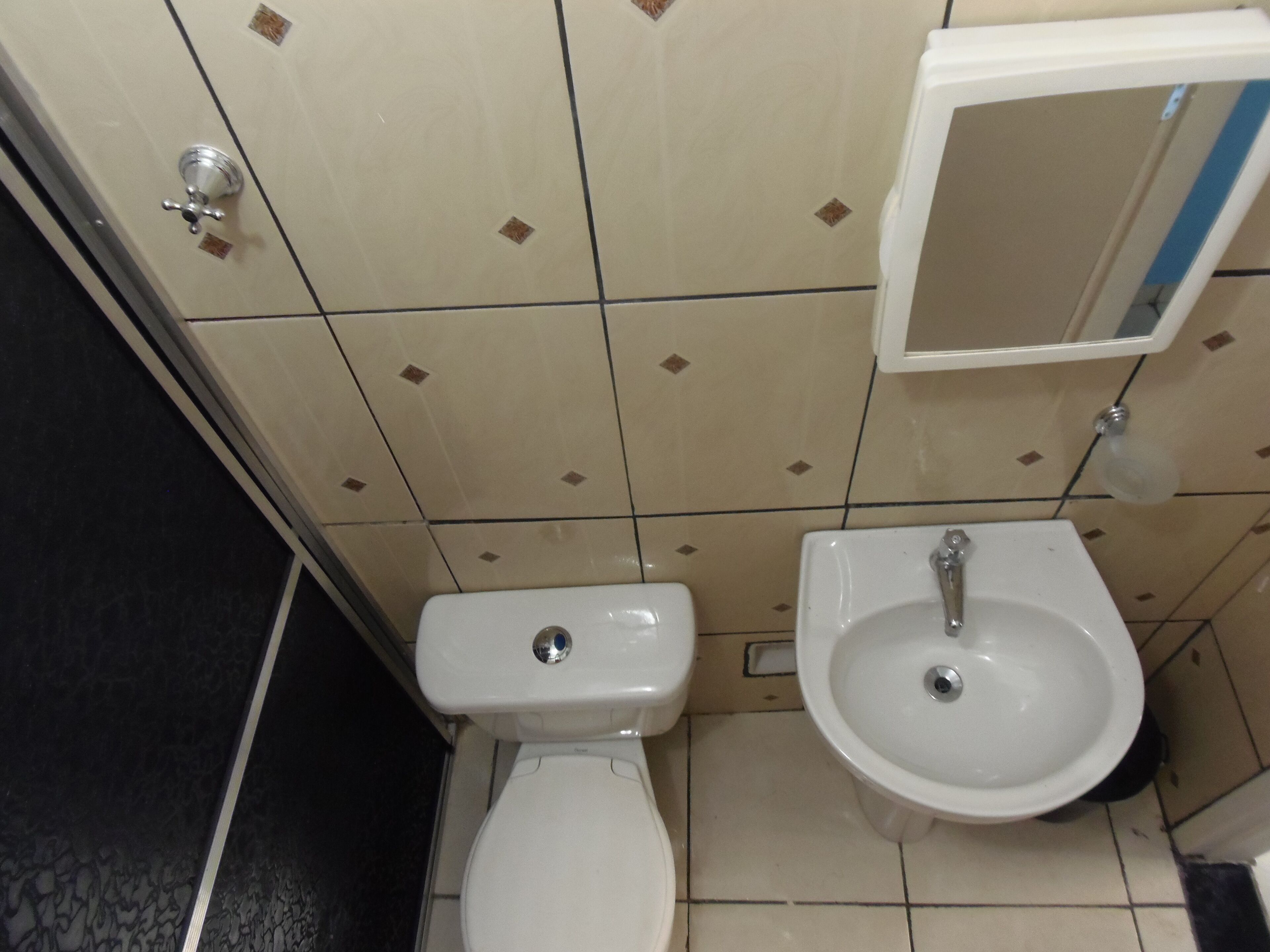 Serviettes fournies, savon, papier toilette
