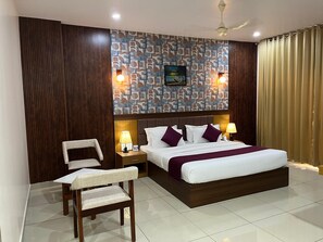 Deluxe Double Room | In-room safe, soundproofing, iron/ironing board, free WiFi - Hotel Floral Palace (Kottayam)