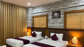 Deluxe Twin Room, City View | 1 bedroom, in-room safe, soundproofing, iron/ironing board