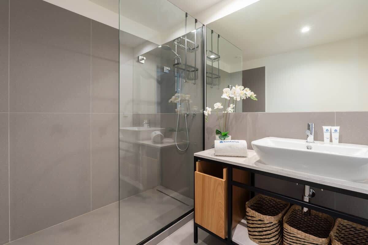 Shower, hair dryer, towels, shampoo