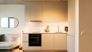 Frigorífico, microondas, horno y placa de cocina