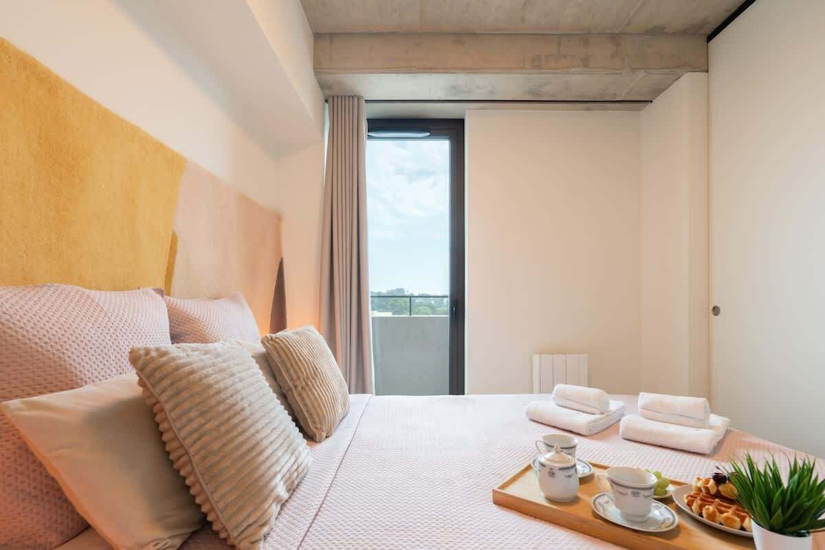 1 dormitorio, tabla de planchar con plancha, wifi y ropa de cama
