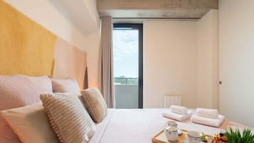 1 dormitorio, tabla de planchar con plancha, wifi y ropa de cama