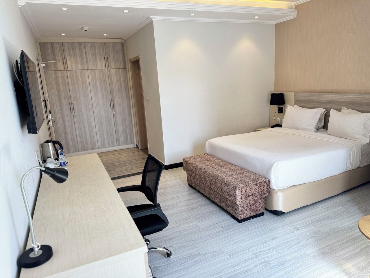 Quarto solteiro, vista para a cidade | Cofres nos quartos, cortinas blackout, ferros/tábuas de passar roupa