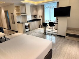 Junior Studio Suite | Peti besi dalam bilik, langsir/tirai gelap terus 