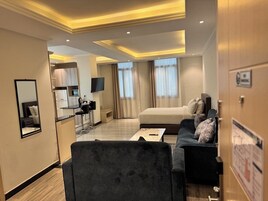 Junior Studio Suite | Peti besi dalam bilik, langsir/tirai gelap terus 