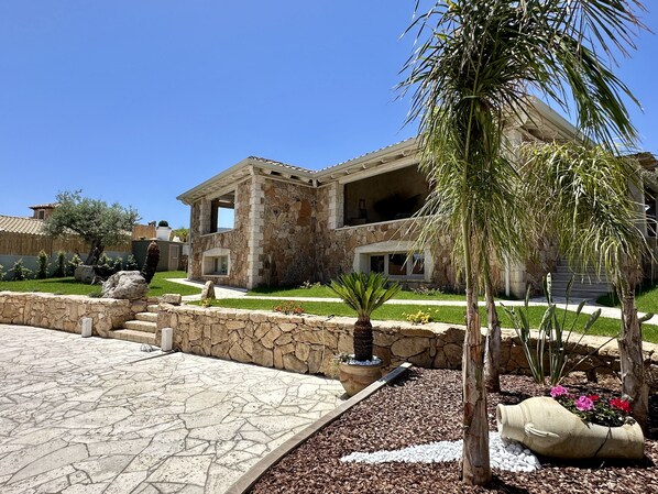 Property grounds - Villa Smeraldo, exclusive luxury villa with a private pool (Castiadas)