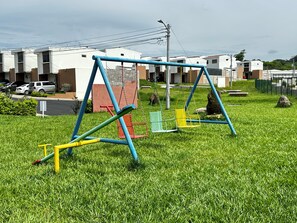 Children’s area - FREE AIRPORT PICK UP NOW! Casa bonita y acogedora con piscina en Zaragoza! (Zaragoza)
