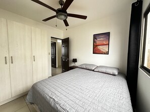 3 bedrooms, WiFi, bed sheets - FREE AIRPORT PICK UP NOW! Casa bonita y acogedora con piscina en Zaragoza! (Zaragoza)