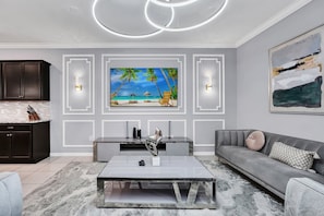 Smart TV, video games - Brand New 10BR at Windsor Island/Pool/Spa/Firework View (Davenport)