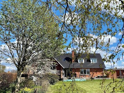 Tæt på Skov og Stand. Masser af Plads - ude og Inde