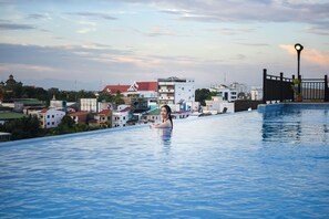 Outdoor pool - Landmark Vientiane Life Center (Vientiane)