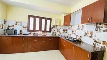 Fridge, cookware/dishes/utensils