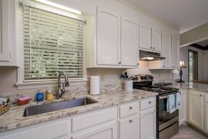 Køleskab, mikrob�ølgeovn, ovn, kogeplade