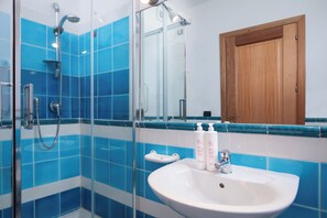 Íbúð | Baðherbergi | Sturta, hárblásari, skolskál, handklæði