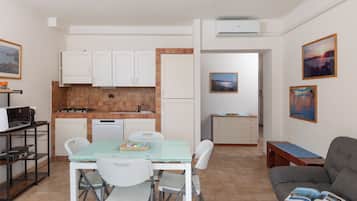 Appartamento | Cucina privata | Frigorifero, microonde, piano cottura, lavastoviglie