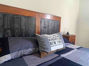 4 bedrooms, iron/ironing board, WiFi, bed sheets