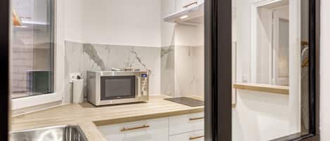Refrigerador, microondas, horno y parrilla de estufa