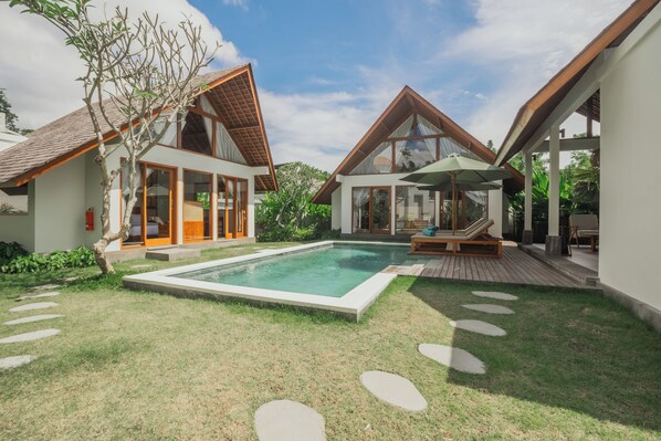 A modern house with a swimming pool, large windows, and a patio area. - Arpana Villas (Jimbaran)
