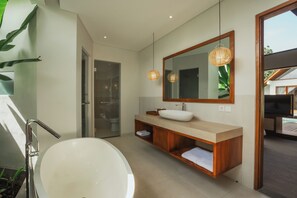 Deluxe 2 Bedrooms | Badeværelse | Separat badekar og bruser, dybe badekar, brusehoved med spredningseffekt
