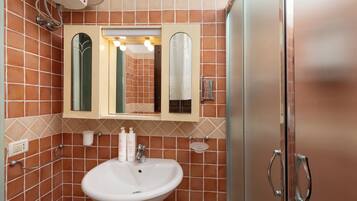 Appartamento | Bagno | Doccia, asciugacapelli, bidet, asciugamani