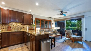 Una cocina moderna con armarios de madera, encimera de granito y una isla integrada.
