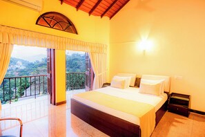 豪華雙人房, 陽台, 山景 | 客房內保險箱、書桌、免費無線上網