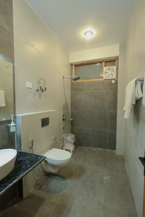 Shower, rainfall showerhead, towels, soap - Goroomgo Mareema Non Veg Hotel Manali (Manali)